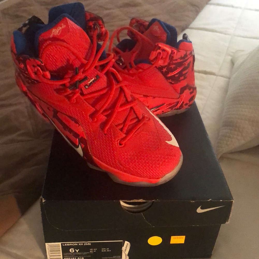 Lebron XII (GS) red -6Y